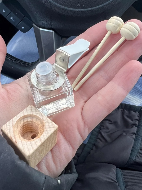 Diffuseur d'huiles essentielles et de parfums pour voiture, avec clip !