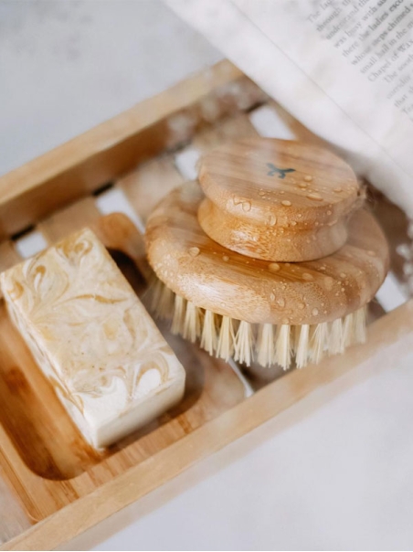 Brosse de bain végane en bambou avec poils de noix de coco