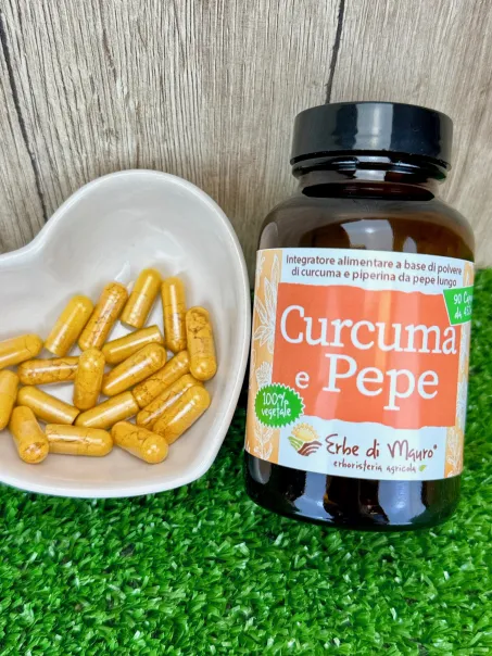 Curcuma e piperina integratore alimentare in capsule