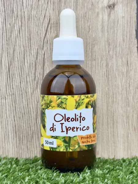 Olio di Iperico, ottenuto tramite macerazione (Oleolito di Iperico)